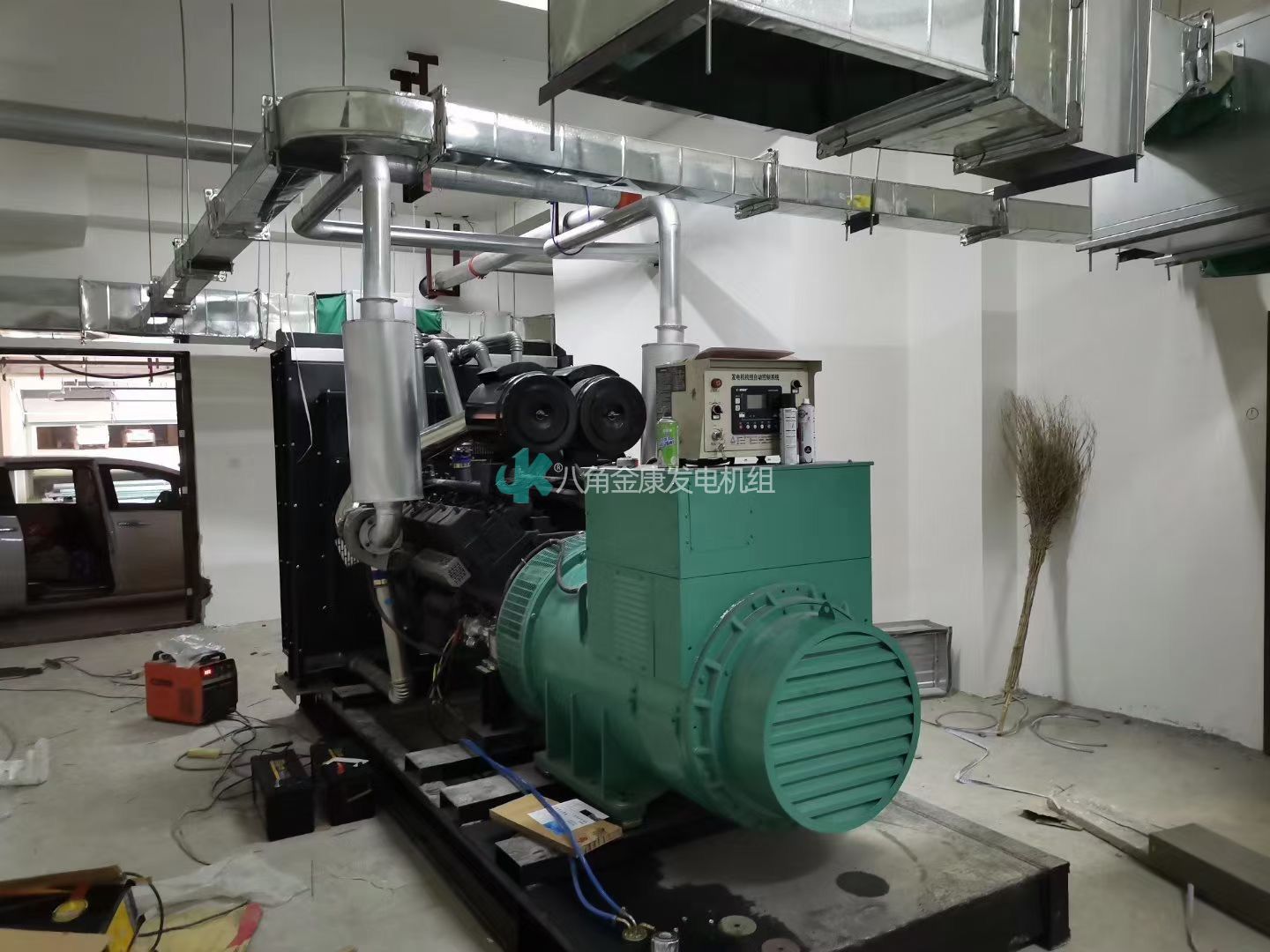 柴油发电机组在通信行业主要用于机站的用电，省级机站800KW左右，地市级300-400KW，